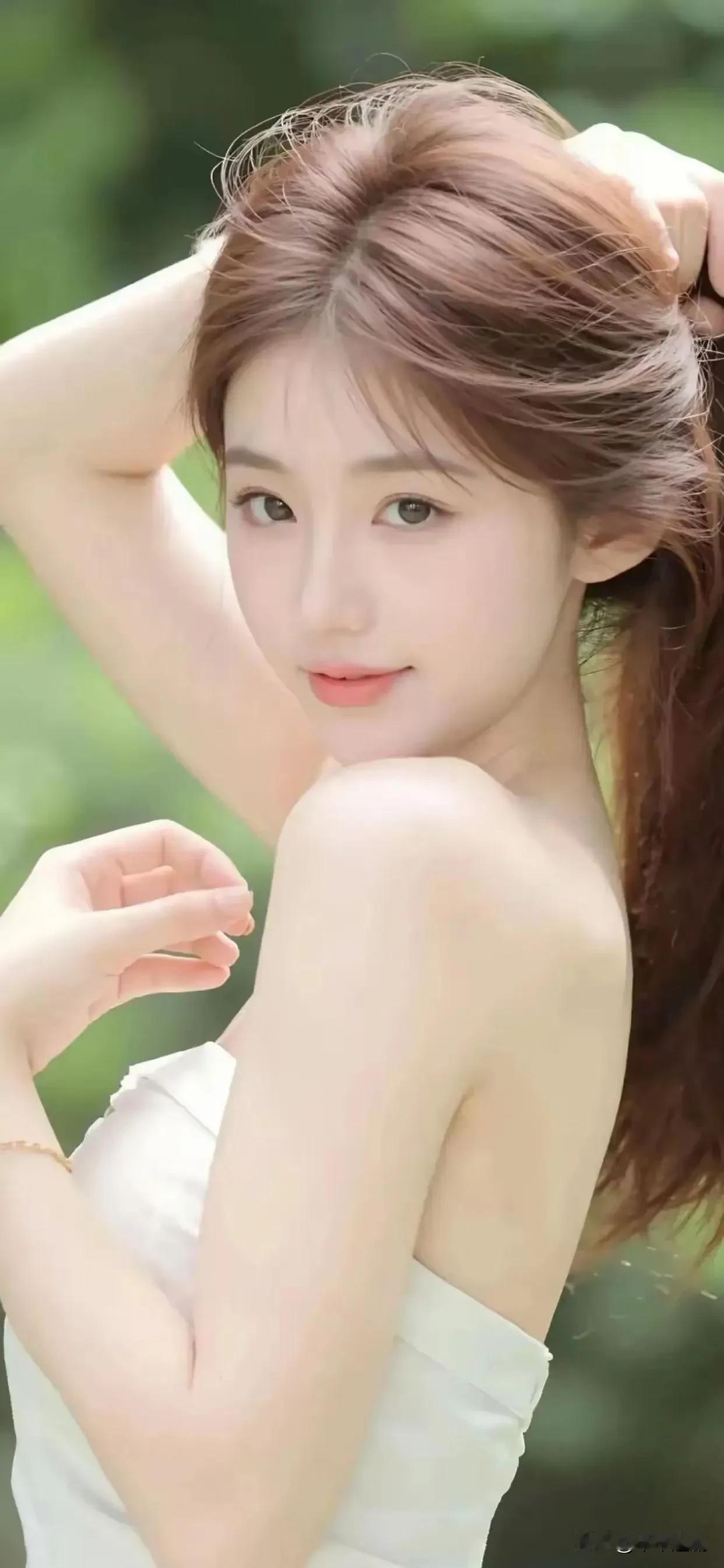  闯入一片绿意，收集夏日柔光美女穿搭照气质小美女穿搭穿搭展示美女