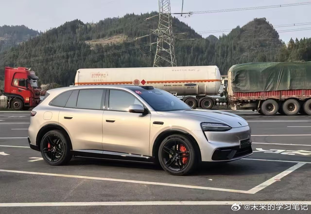 问界m6停车区实拍，看过实车的朋友不少都推荐银色