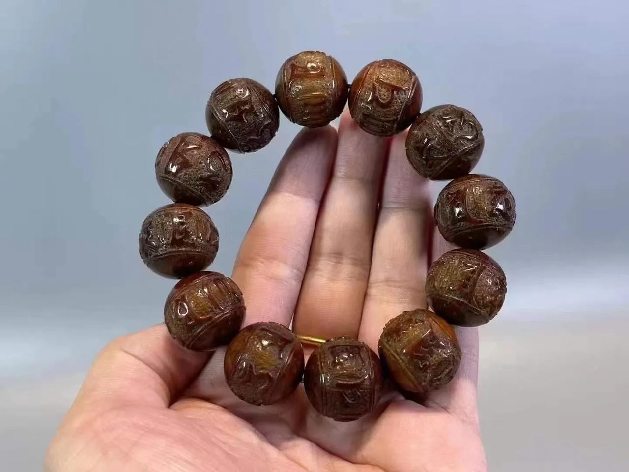 私人收藏的一条老犀角雕手串20mm每颗珠子都雕刻有六字真言，角珠质地黑红，精光内