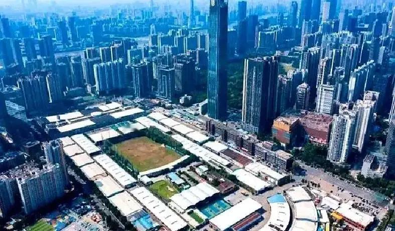 广州给了100亿。只为收回市中心那块36万平米的赛马场。很多人可...