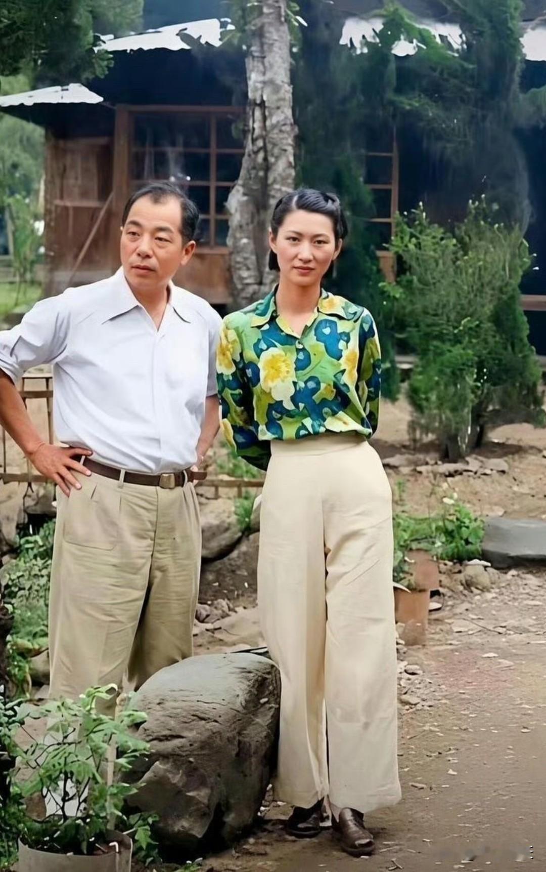 1933年，张学良在伦敦跟于凤至和长女合了影，他女儿长得忒好看！​​​