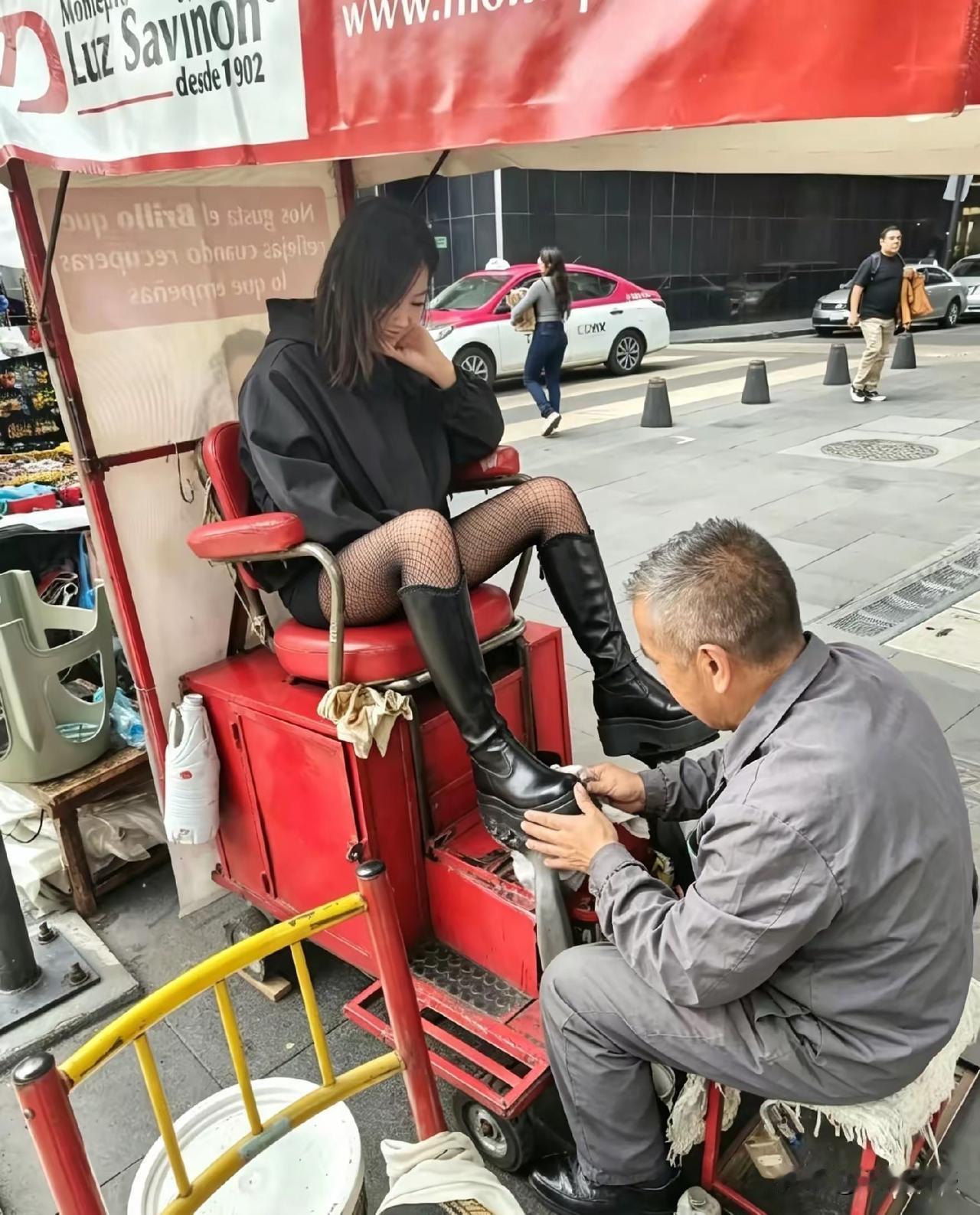这擦鞋摊设计的比较合理，来擦鞋的人坐在上面也比较舒服，擦鞋的师傅在擦鞋的时候也非
