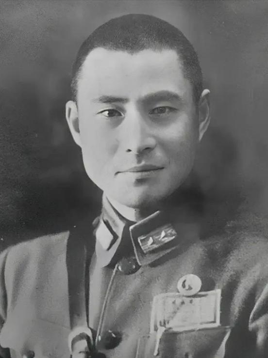 🌞1943年，黄维见军粮发霉还掺着砂石，给何应钦的办公室寄去了一袋，何应钦