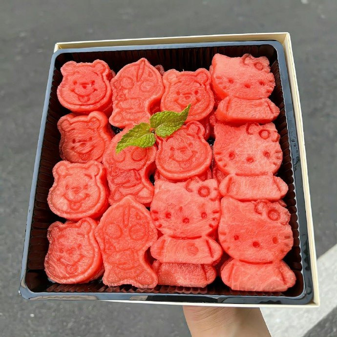 人间清醒的四大法则：不被拿捏、不信承诺；不吃大饼、不听故事。