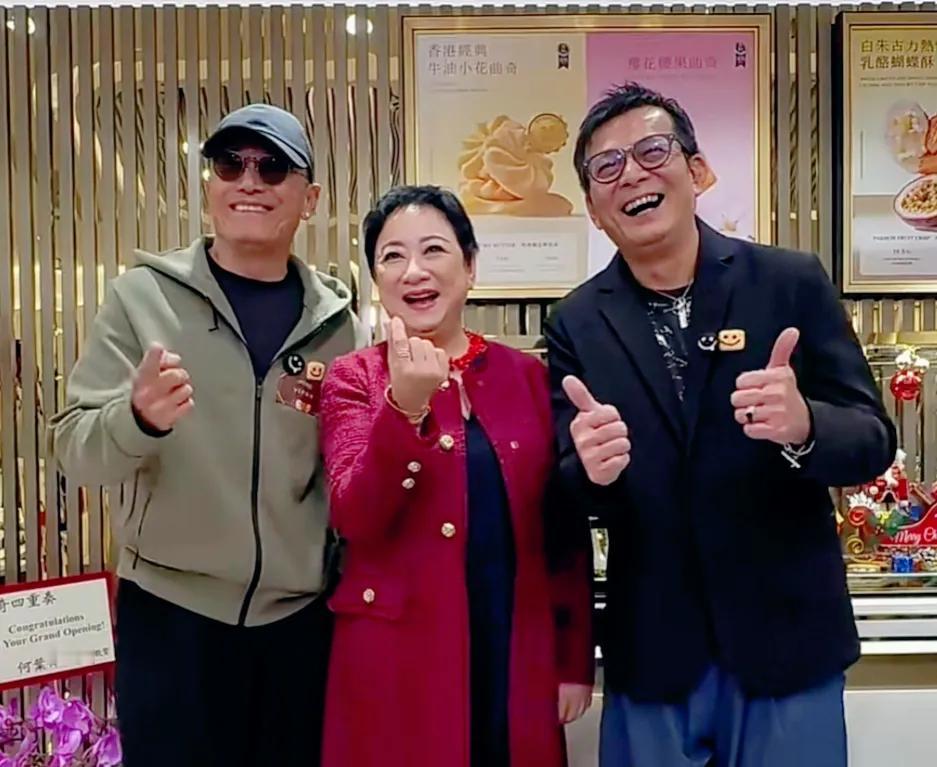 还认得黄日华苗侨伟中间的女星吗？现在转行卖饼了近日，黄日华苗侨伟结伴出席谢宁的