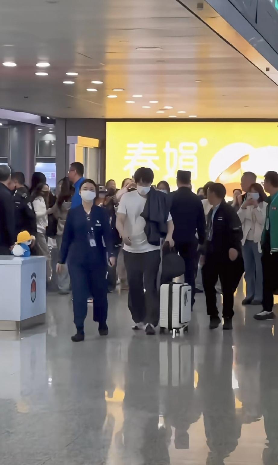 王楚钦澳门夺冠后回成都好淡定，他的头确实挺大的！4月6日，王楚钦在前一天的澳