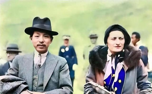 1930年，张学良陪同墨索里尼女儿埃达游览长城，那时他29岁，西装革履，英俊潇洒