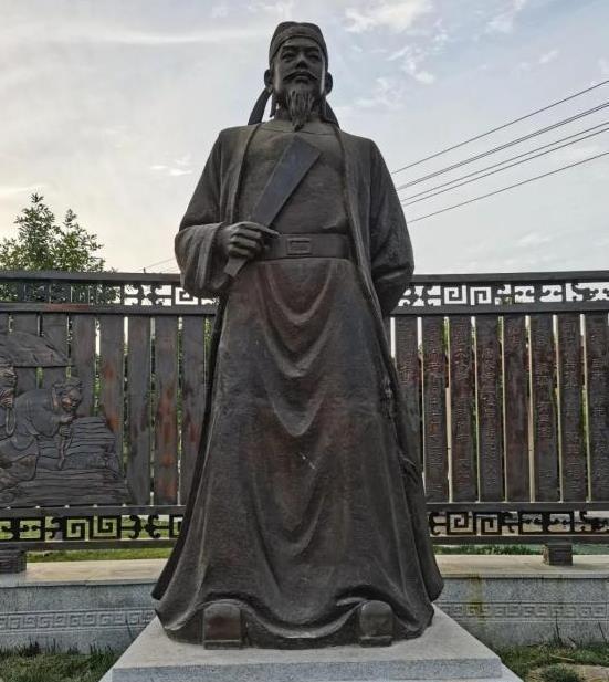 唐朝有个县尉叫郭元振，绑架掠卖了一千多人，本来这样的犯罪是要杀头的。抄家的人去他