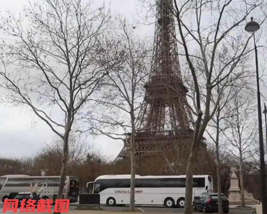 有女子和闺蜜羡慕法国巴黎的浪漫，特别是埃菲尔铁塔。只是当她们到了巴黎后，惊讶