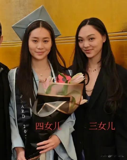 这是李连杰和第二任妻子利智所生的三女儿和四女儿，都没有遗传到利智的美貌，要说有一