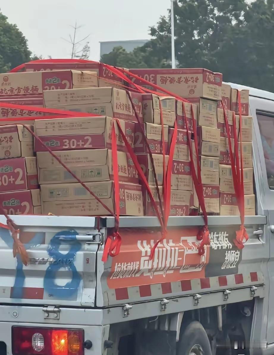 近日，河南周口一则订婚特殊风俗火遍全网，男方要送女方100箱方便面、1头猪等厚礼