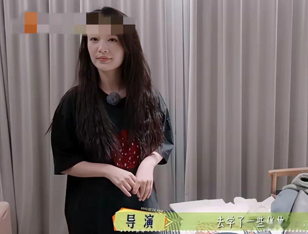 花少导演问李沁：“听说你为了上节目，还特地去学了化妆？”李沁尴尬一笑：“学了一些