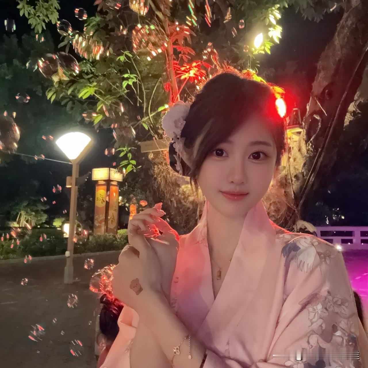 在泰国的时候，认识了日本女孩阿福。她很会做饭，她做的烘培和寿司很好吃。她是一