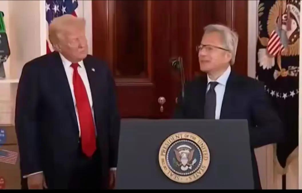 特朗普公开宣称美国人工智能世界第一，一旁的黄仁勋只是淡淡一笑。这一个微妙表情，本