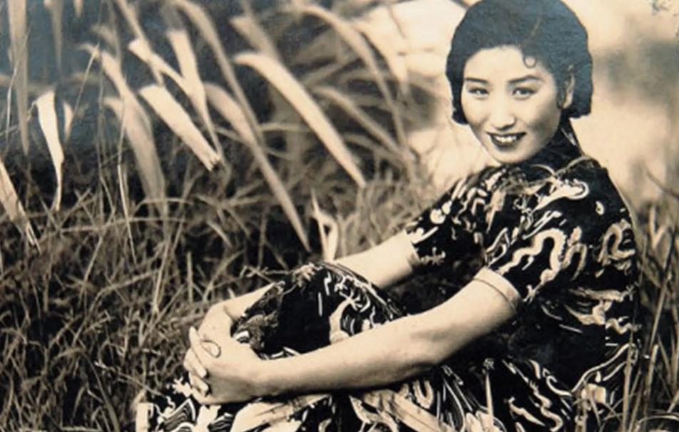 1940年深更半夜，民国绝色名媛郑苹如，被悄然押往一处荒林。行刑特务贪恋其美貌，