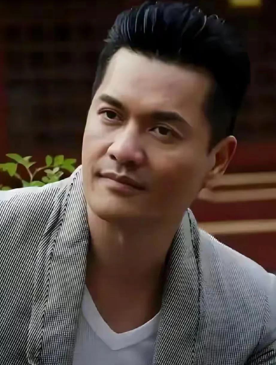 70岁吕良伟寿宴，堪称“港圈半壁江山”大团建！英皇主席、向华强夫妇、甄子丹等大咖