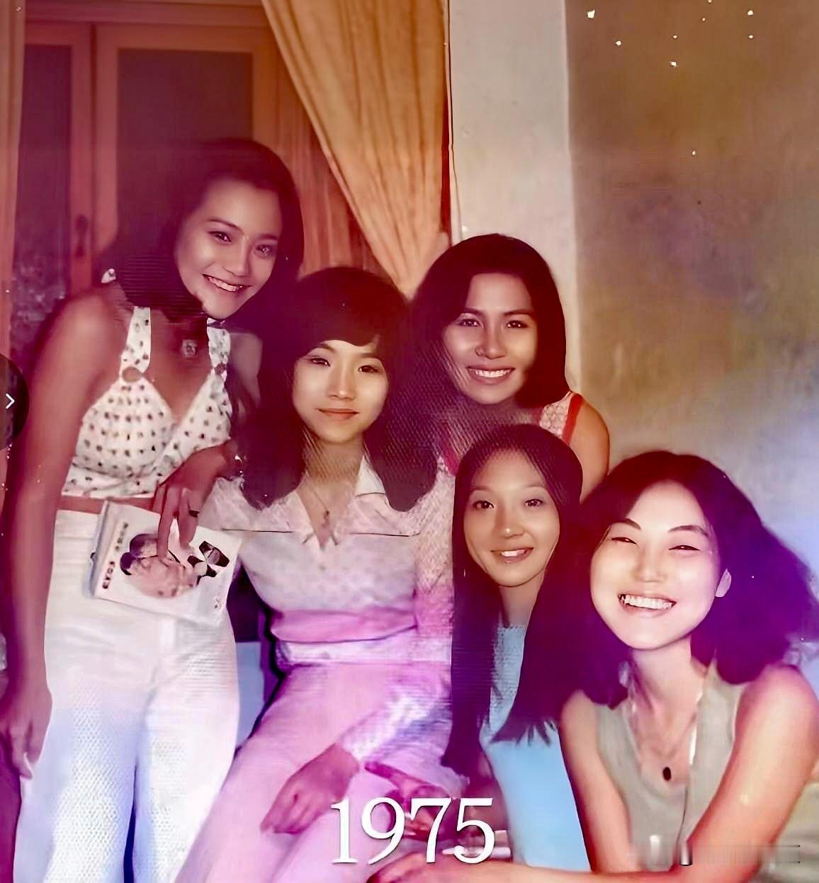 一张是1975年，五位姑娘笑靥如花，青春洋溢，带着那个年代独有的明媚与鲜活；一张