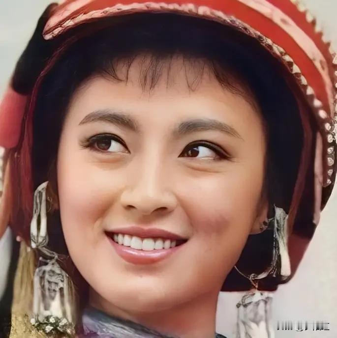 看美女明星挂历（酒桌随笔）无酒不成席，赏美寻秦怡。无肉不成宴，朱琳最明