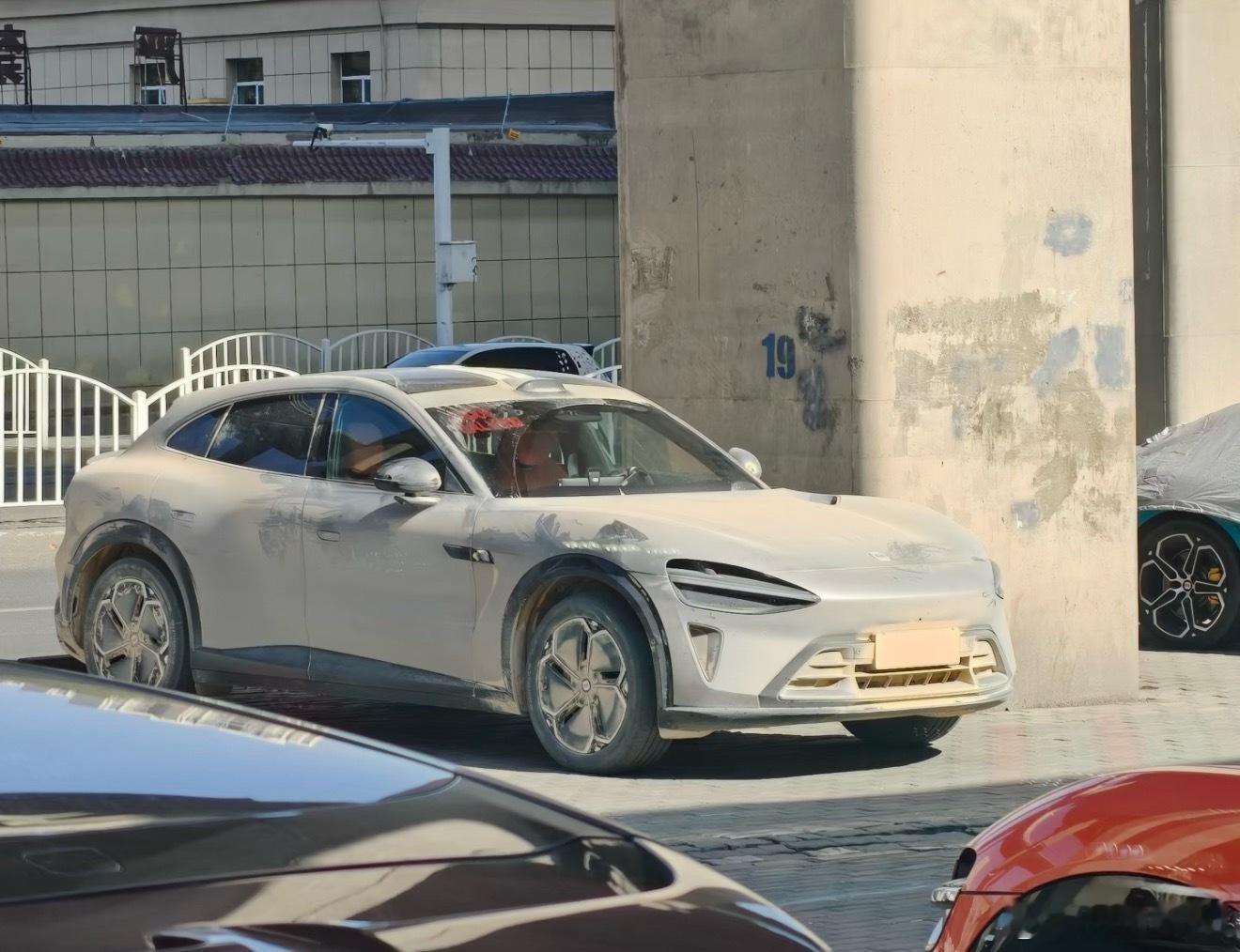 小米yu7这台车是经历了什么？这是去玩沙子了吗？还是在大货车后面一路😯