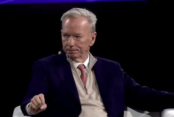 美国Google公司前CEO施密特在接受采访的时候公开宣称：“美国不喜欢中国AI