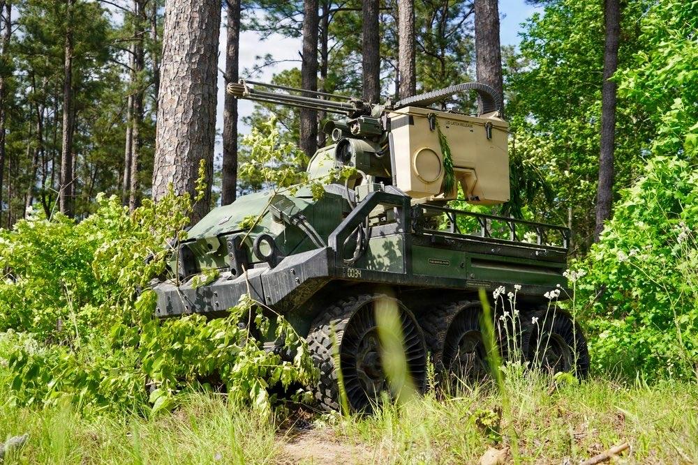 一辆隶属美国陆军第101空降师第3机动旅第320野战炮兵团查理炮兵连的HDT猎手