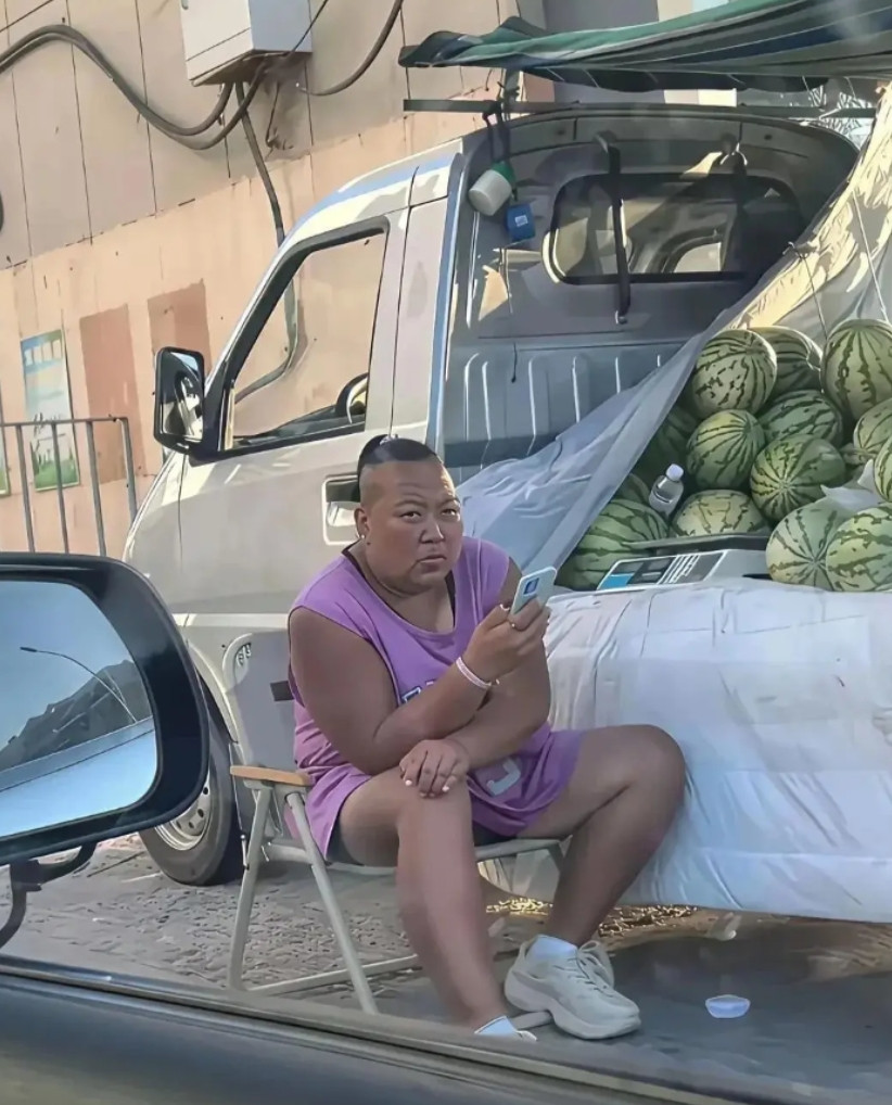 想去买个西瓜，别人都是8毛，他卖一块钱一斤，我能不能和他搞一下价？兄弟们等我回来