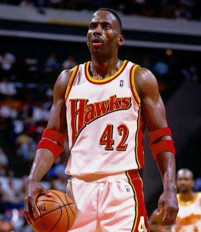 湖人球星勒布朗·詹姆斯进入NBA的第8338天（从选秀日至今）。这追平了前NBA