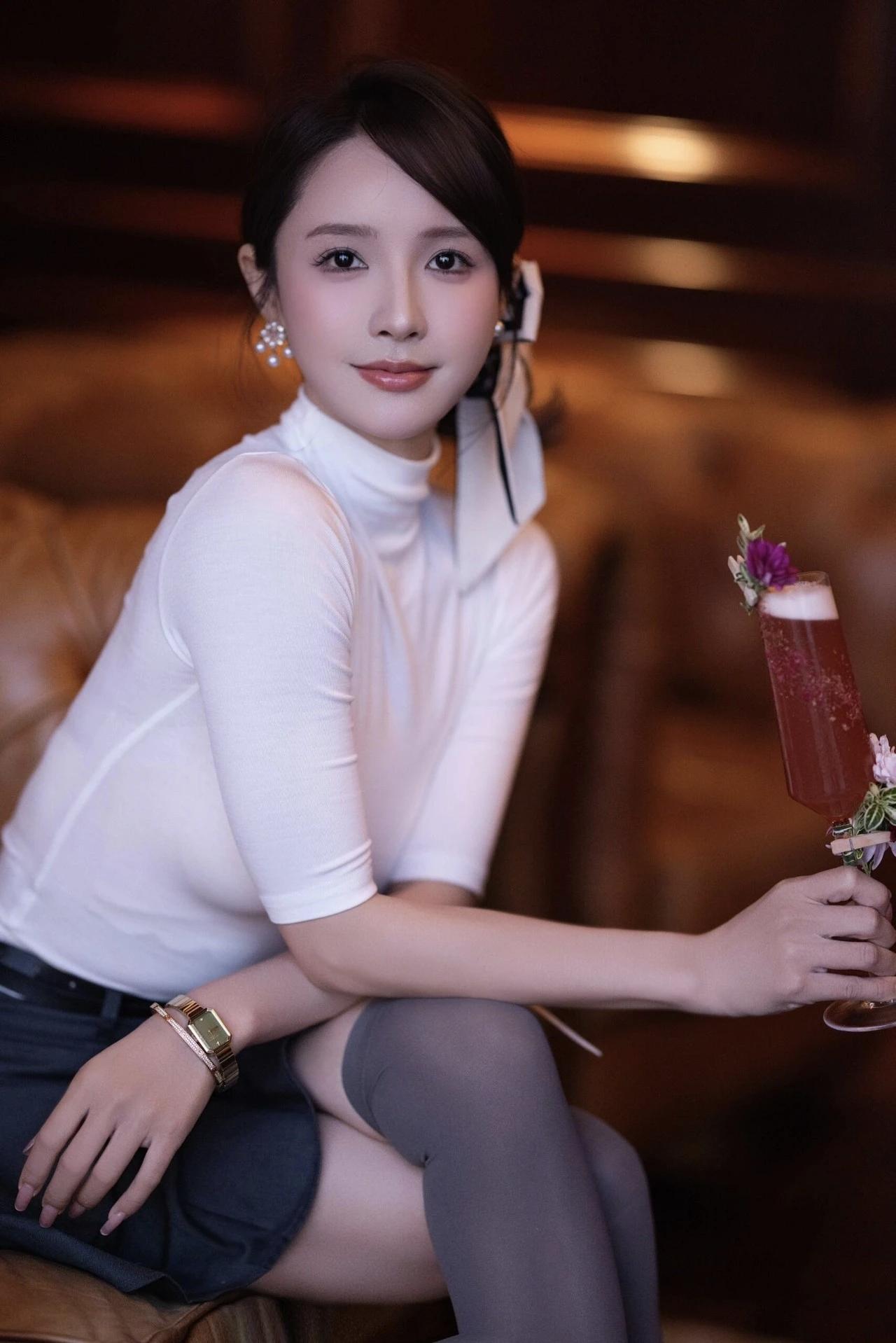 玉手捧香茗，静坐赏花影。