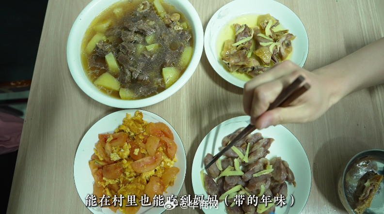 【#父母跨3千公里赴边境陪儿子过年#】95后小伙何军杰，2021年大学毕业后来到