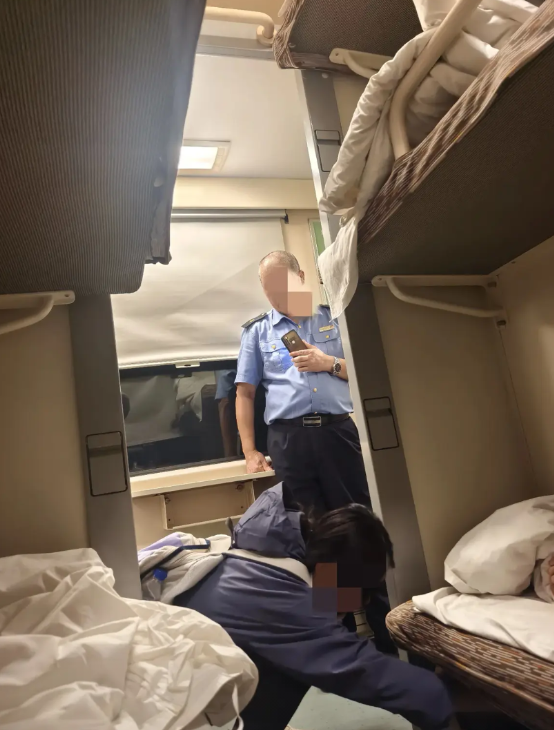 第一次，在火车上见，乘务员赶走乘客的，事情是这样的，8月19日晚上，乘务员在火