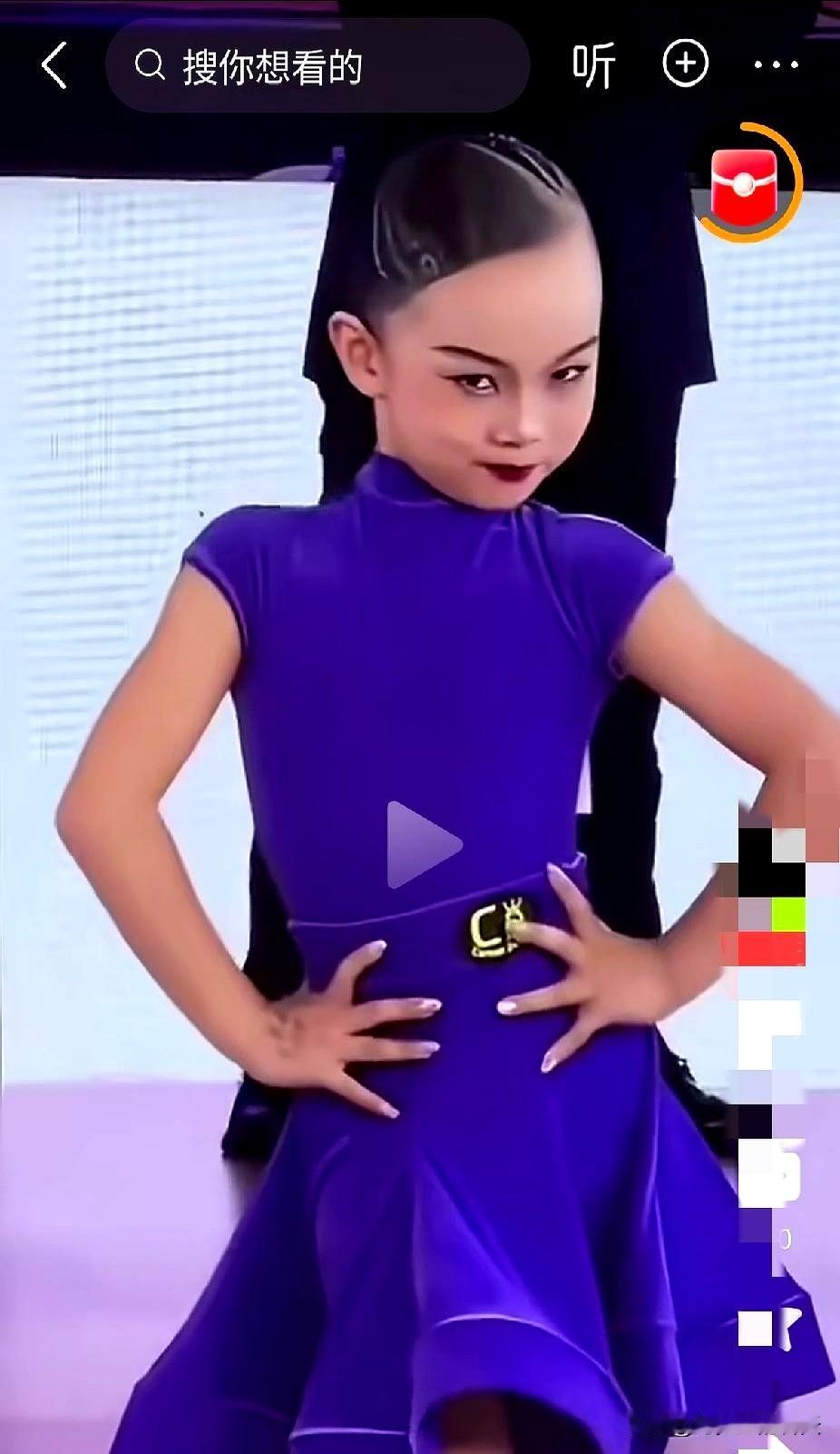 少儿舞蹈比赛里，紫色衣服的那个孩子，偏偏在台上来了那么一下，把黄色衣服的选手硬生