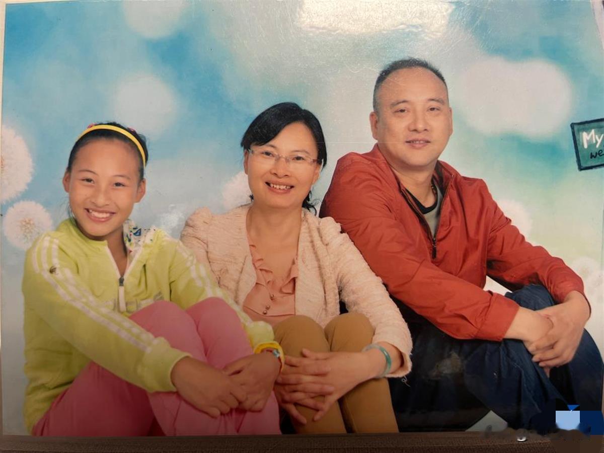 这是2013年年仅11岁的郑钦文和父母在影楼拍下的一张合影。为了支