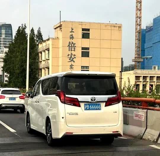 一块沪A·00000把V6埃尔法压成背景板，车主把百万保姆车当车牌底座，图的就是