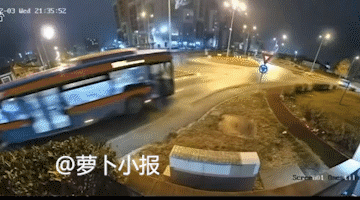 看了下面这段视频，我当时就震惊了，没看错吧，一辆汽车飞了过去。这是监控拍到的一