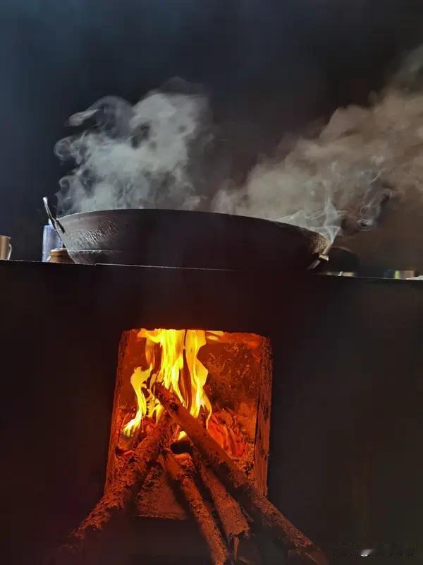 你喜欢吃柴火灶做的食物吗?你喜欢吃柴火灶做的食物吗?我对柴火灶做的食物简直爱