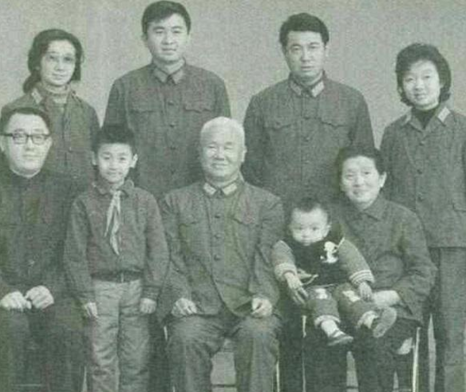 1954年，中共中央处理了高饶事件后，开始考虑撤销权力过于集中的大区中央局，即