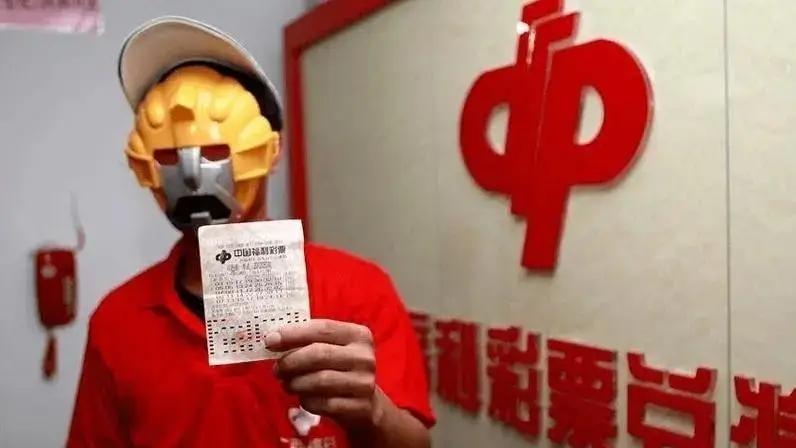 中国打工仔西班牙中巨奖一个浙江小伙，在西班牙打工，日子过得紧紧巴巴。忽然