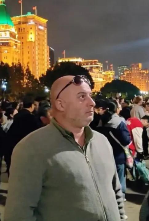 为什么很多美国人到了中国后不笑？因为这些外国人突然意识到西方国家的媒体把自己忽悠