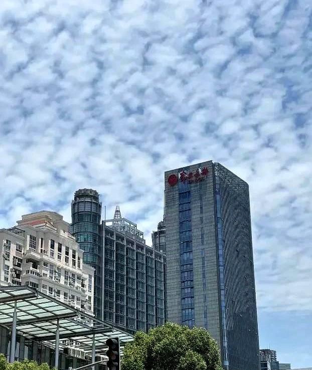 前年我朋友被公司裁员，他拿了28万N+1，一次性赔偿了。他休息了三个月，后来他