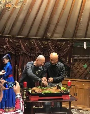 有一次，陈佩斯去内蒙古演出，刚下了飞机，就接到了腾格尔的电话：“老哥，来我家喝酒