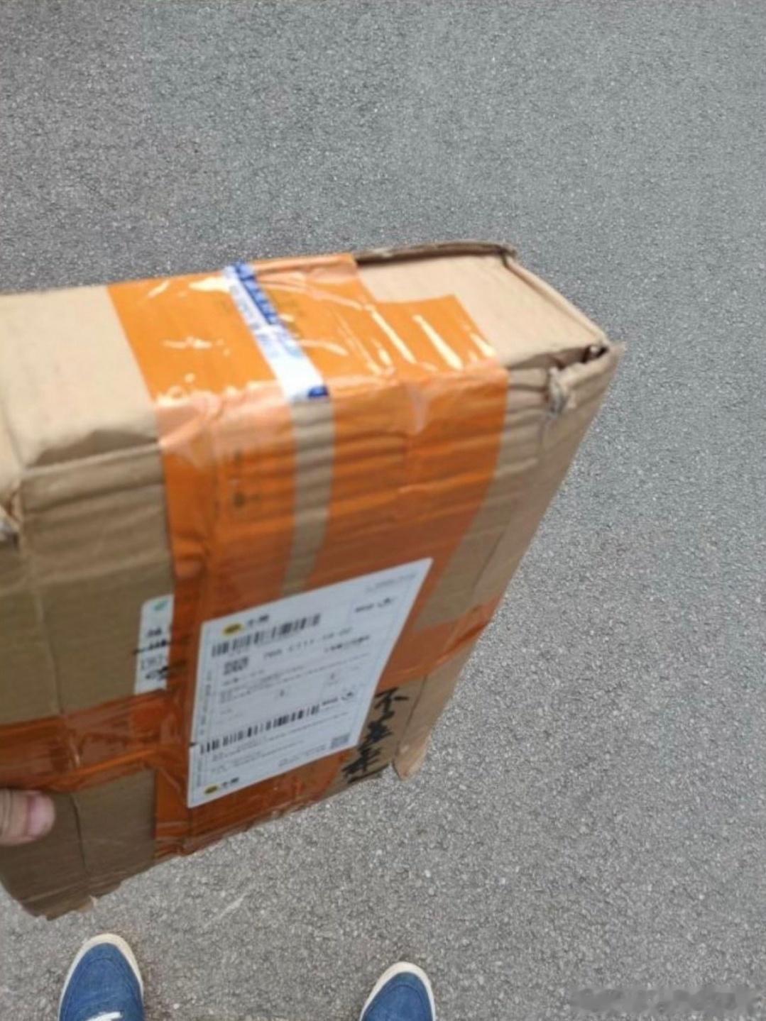 刷到一位胶佬发帖讲自己在某电商平台购买全新模型，结果商家发来的元祖竟然在盒子里自