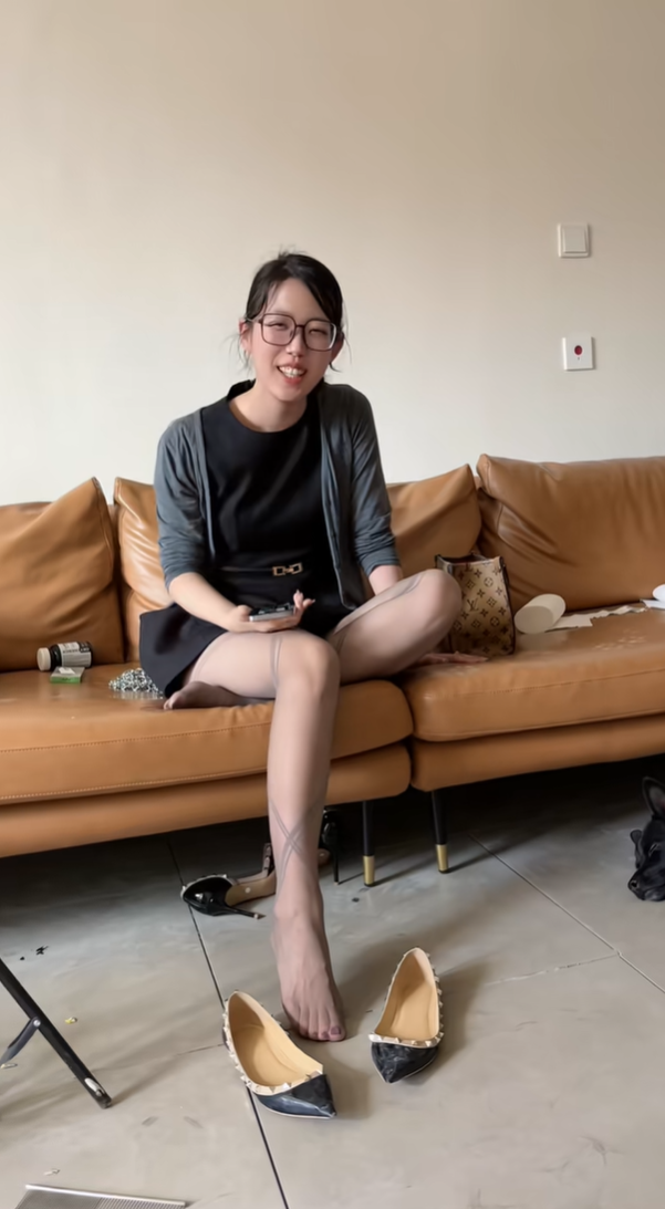 老婆出去玩了一天弄了个狗回来