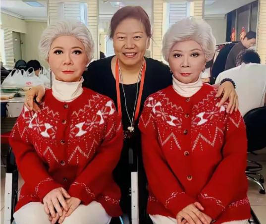 春晚那个花了70万、跟蔡明一模一样的机器人，你以为演完就塞进仓库吃灰了？这个