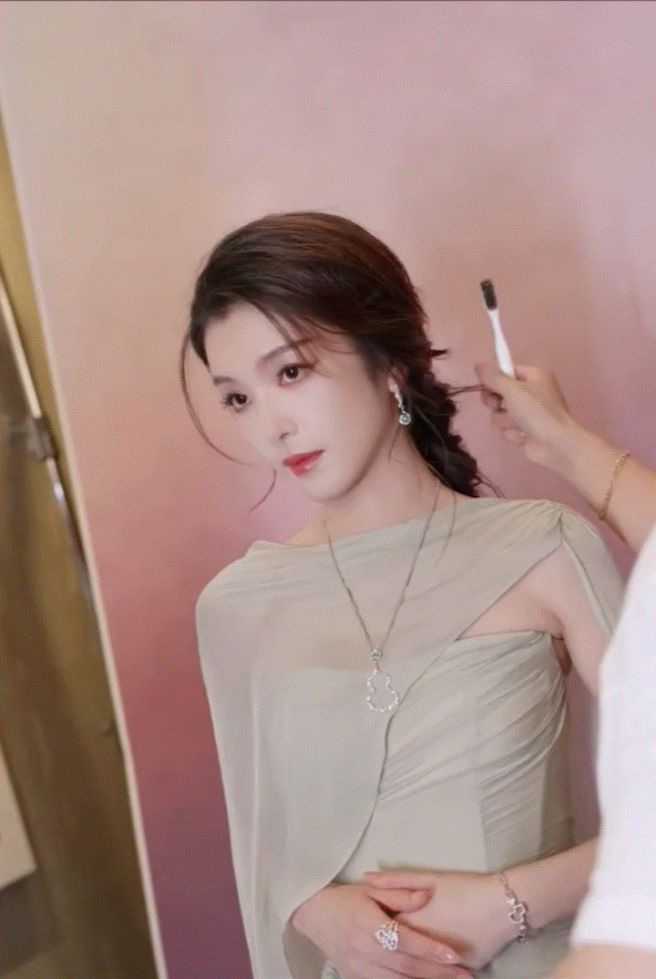 就是说，此女是魅魔，魅走我的心