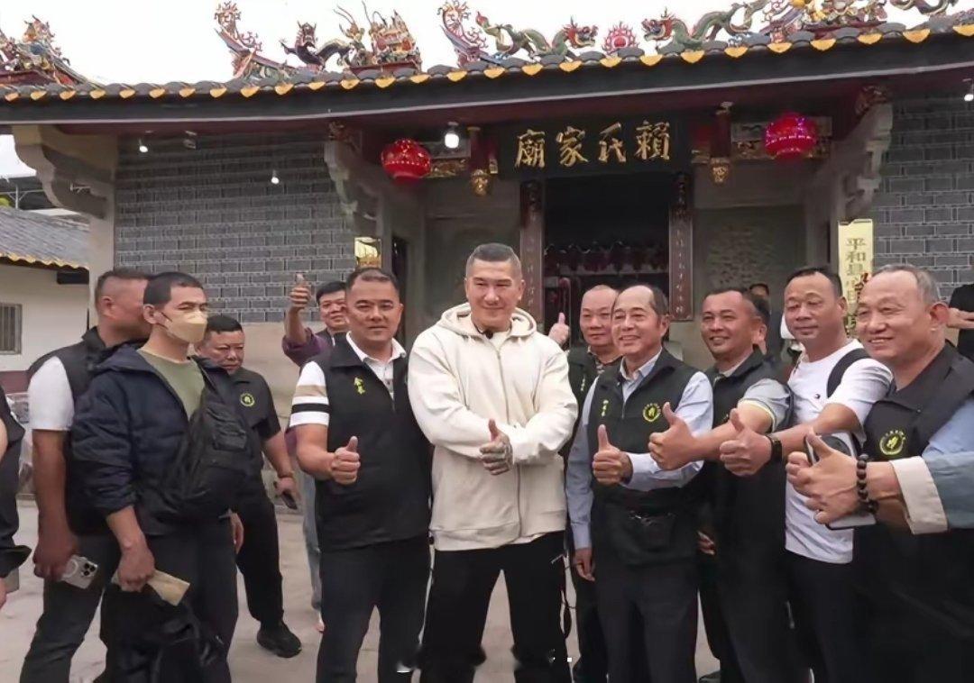 馆长身边这位赖氏宗亲，被人故意换头型cos某人[捂脸哭]​不过本人确实穿了个竞选专