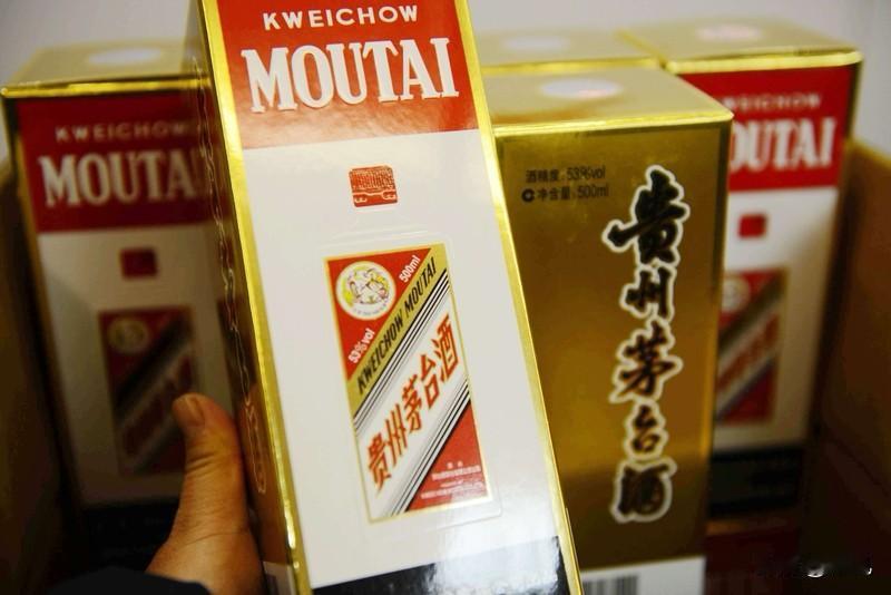 马上过春节，茅台到底还是涨价了。前段时间茅台价格确实跌破1600，我去线下买