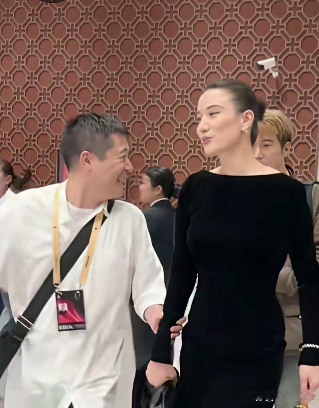 都说宋佳这婚结得太值了！嫁给王伟之后，各类奖项拿到手软。