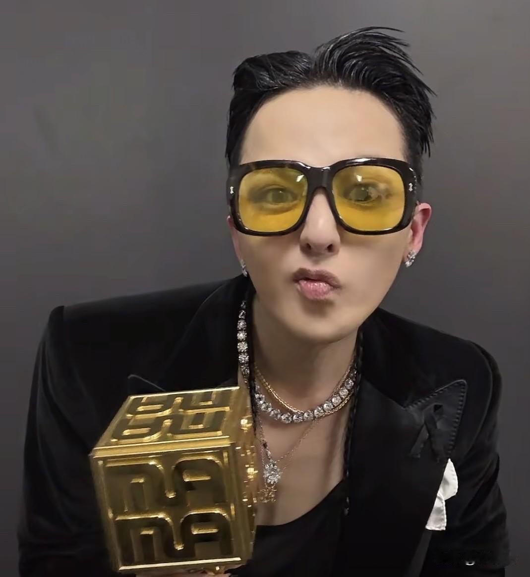 10年牵手‼️周润发为权志龙颁奖引爆全网，细节见人品：这就是顶流的格局与真诚当