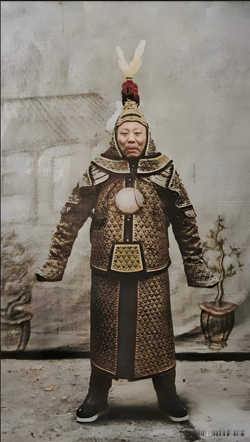 这张清末兖州镇总兵田恩来甲胄照，所着甲胄为典型的绿营总兵礼仪装，呈现出“滑稽感”