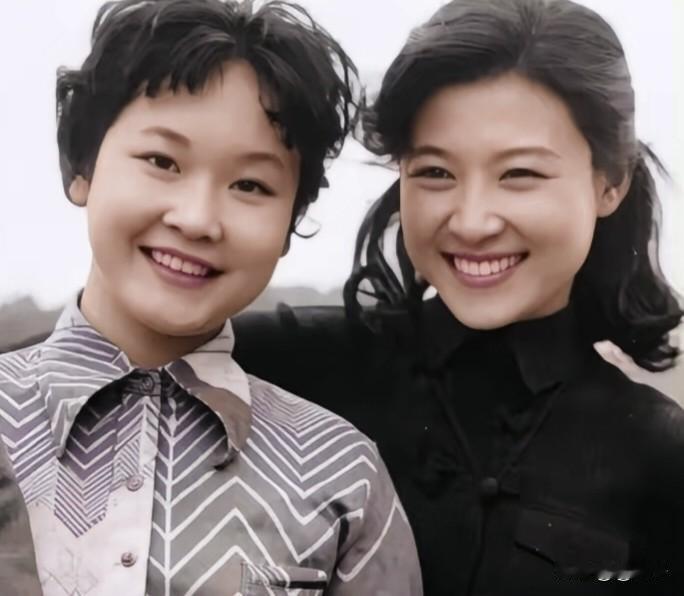 八十年代，李谷一和王馥荔到上海参加文艺活动，二人在江边户外被抓拍。李谷一留着短发
